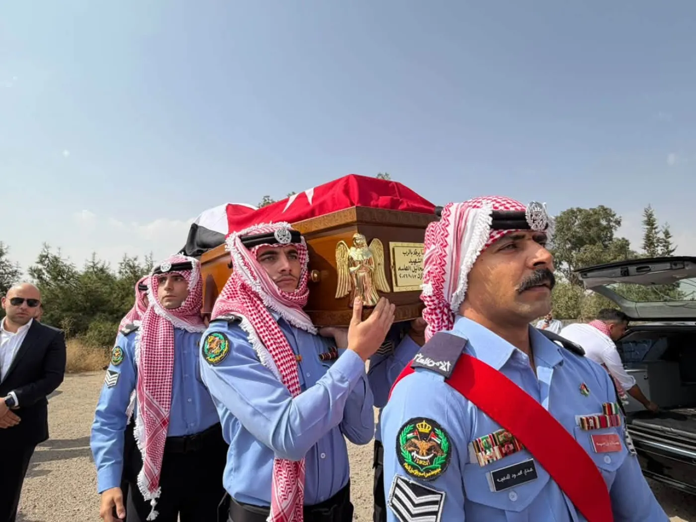 آلاف الأردنيين يشيّعون 8 من ضحايا هجوم كنيسة حمود بالكرك (صور)