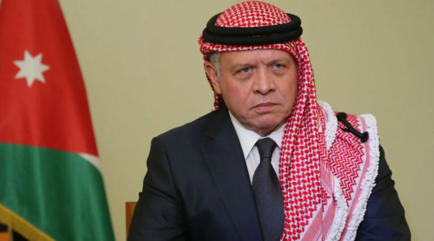 الملك يقدم واجب العزاء بشهداء الوطن في بلدة حمود بالكرك
