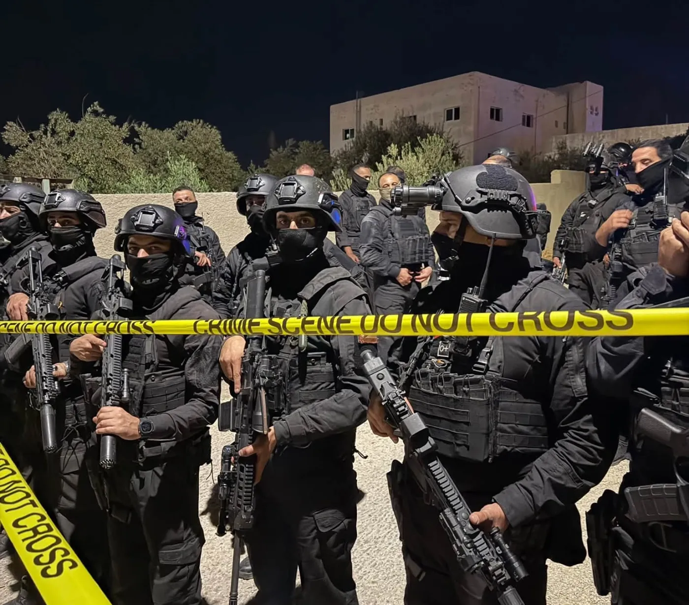مشاهد حصرية للأمن من قلب مداهمة الكرك.. شاهد الصور والفيديو