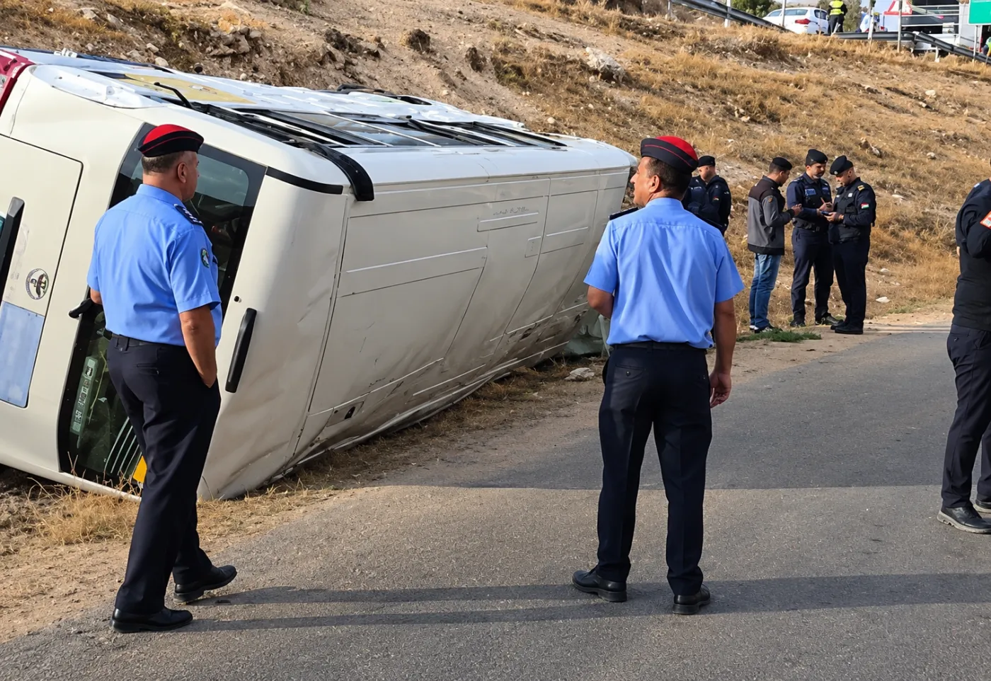 19 إصابة بحادث تدهور حافلة على طريق جرش - إربد