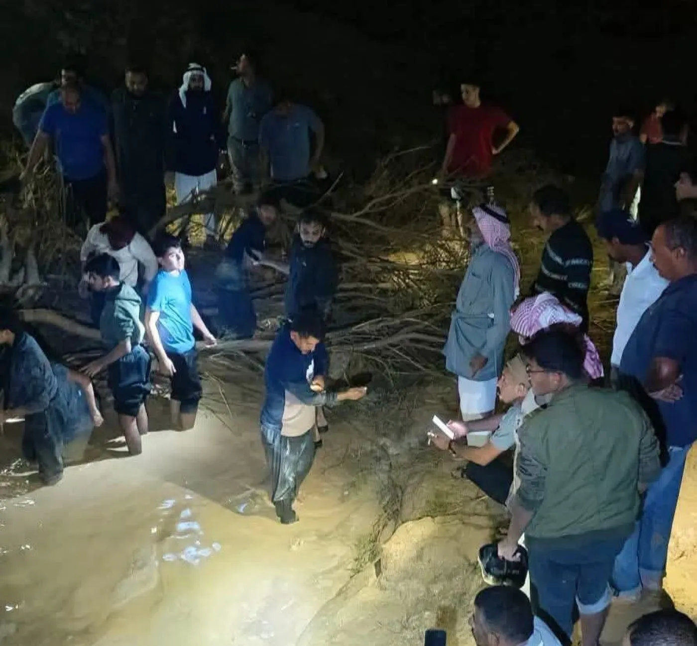 مأساة السيول.. محافظ البلقاء يكشف ما حدث للفتاتين ووالدهما داخل الوادي